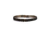 un gros plan d'un bracelet composé de perles noires sur fond blanc