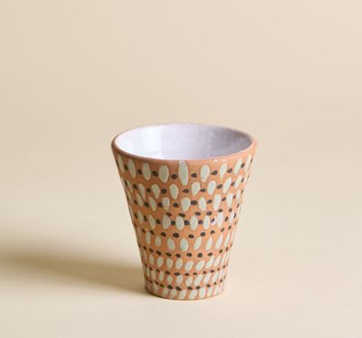 une petite tasse posée sur une table