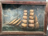 une photo d'un tableau représentant un navire, exposé dans une vitrine