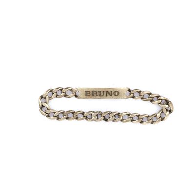 un bracelet en or sur lequel est gravé le mot « Bruno »