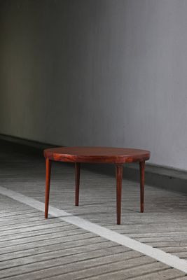 une petite table en bois posée à même le sol dans une pièce