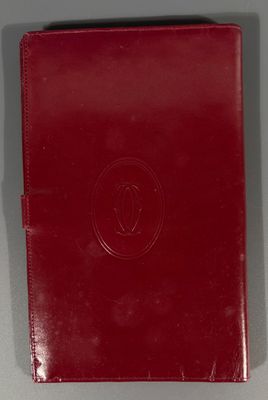 CARTIER Porte chéquier et cartes en cuir bordeaux.