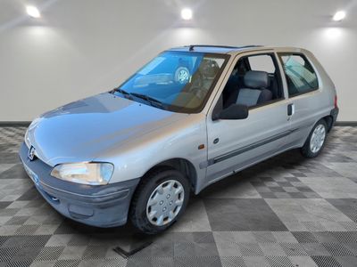 la photo d'une voiture argentée garée dans un garage