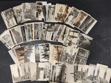plusieurs vieilles photographies en noir et blanc représentant une ville et des bâtiments
