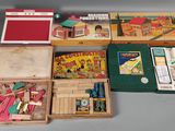beaucoup de jouets en bois dans une boîte posée sur une table