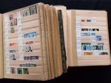 un livre ouvert, orné de timbres, posé sur une table