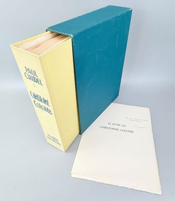 deux livres posés l'un sur l'autre sur une table