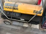 un générateur jaune et noir posé sur un chariot dans une pièce