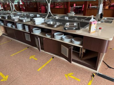 beaucoup d'assiettes et de casseroles sur le comptoir de la cuisine