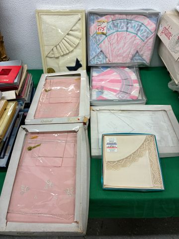 Petit lot de linge de lit parure berceau et serviettes