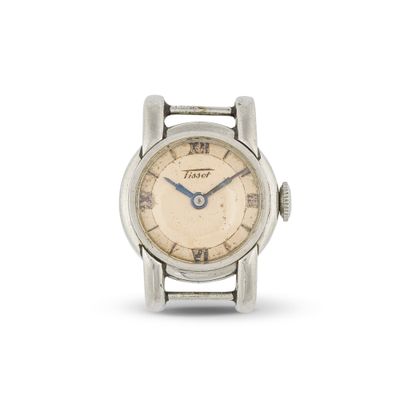 gros plan d'une montre-bracelet avec des chiffres romains
