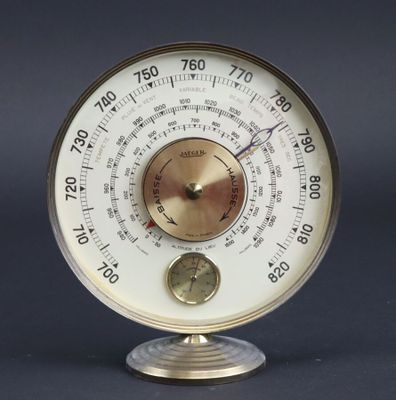 une horloge posée sur un support sur une table