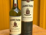 deux bouteilles de whisky Jameson posées sur une table en bois