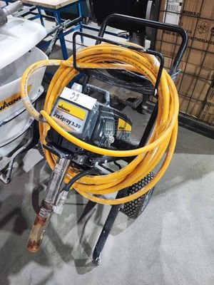 une photo d'une machine à laquelle est raccordé un tuyau