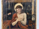un tableau représentant un homme vêtu d'une robe rouge tenant une croix