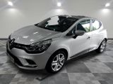 la voiture argentée est garée sur un sol en damier dans le garage