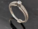 gros plan d'une bague en diamant sur une surface noire