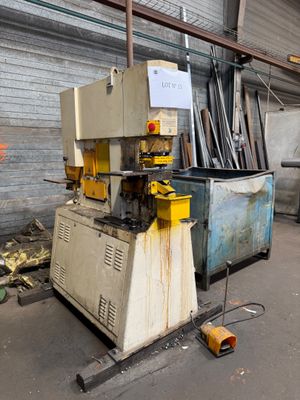 une image représentant un homme travaillant sur une machine