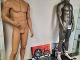 deux mannequins exposés dans une vitrine