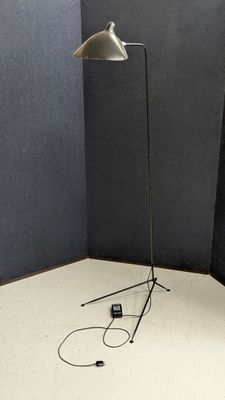 a lamp that is on a tripod in a room