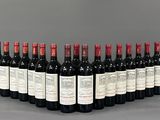 un groupe de bouteilles de vin posées sur une table