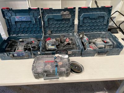 de nombreux outils posés sur une table dans la pièce