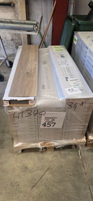 une pile de cartons posée sur une palette en bois
