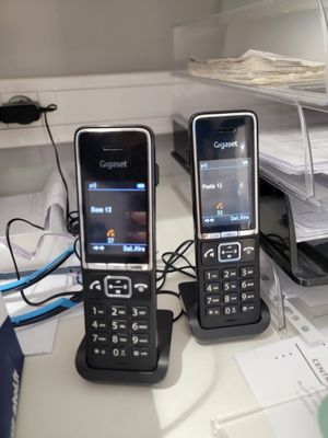 deux téléphones portables posés l'un à côté de l'autre sur un bureau