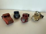quatre camions miniatures alignés sur une table