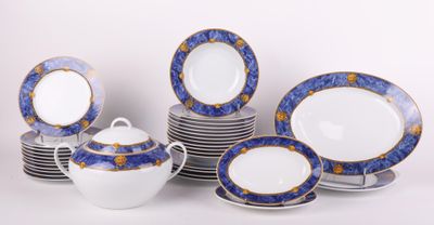 un grand nombre d'assiettes et de tasses posées sur une table