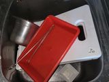 un plateau rouge dans l'évier, avec un couvercle rouge