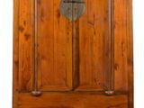 une armoire en bois surmontée d'une porte métallique