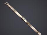 un bracelet en or 18 carats avec un fermoir serti de diamants