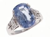 bague ovale en saphir bleu et diamant sur fond blanc
