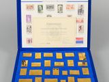 une boîte bleue ouverte contenant une collection de timbres et de timbres
