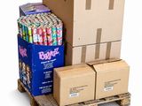 Plusieurs cartons de sodas sont empilés sur une palette, sur fond blanc.