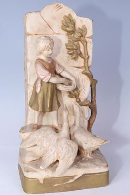 ROYAL DUX BOHEMIA Vase en biscuit figurant une jeune gardien…