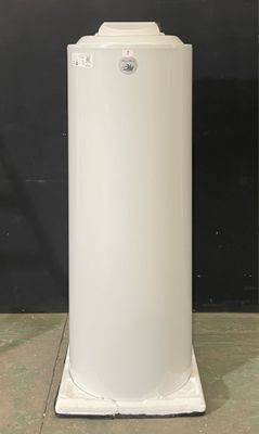 une photo d'un chauffe-eau blanc posé sur un sol en béton