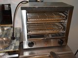 une photo d'un four grille-pain posé sur un plan de travail