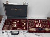 une photo d'un coffret contenant de l'argenterie
