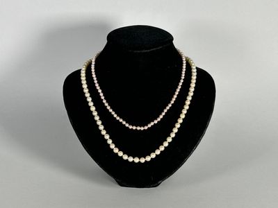 un collier de perles blanches sur un mannequin noir