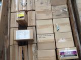 une grande boîte remplie de boîtes, posée par terre