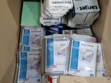 une boîte en carton remplie de nombreux types d'appareils électroniques