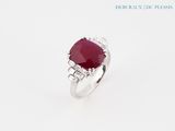 Gros plan sur une bague ornée d'une pierre rouge