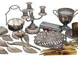 beaucoup d'objets en argent qui se trouvent sur la table