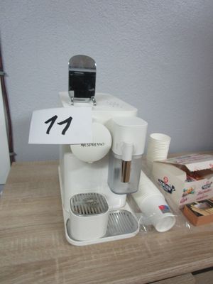 une cafetière posée sur une table, avec une boîte de café devant