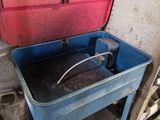 une boîte bleue munie d'une poignée, posée sur une table bleue