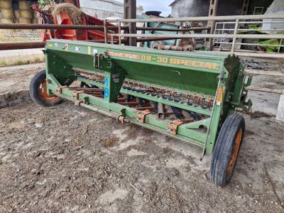 un tracteur qui est à l'arrêt dans la boue