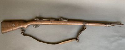 un fusil posé sur une table