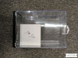 une boîte transparente contenant des AirPods de la marque Apple